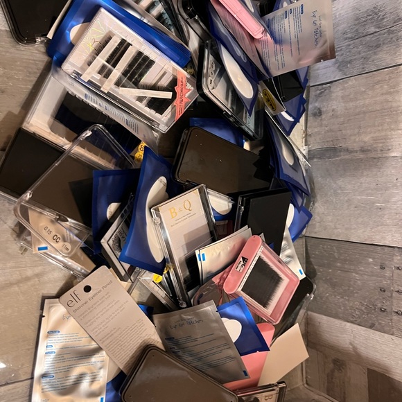 Lot of lash supplies like eyelashes and sort - Picture 2 of 6